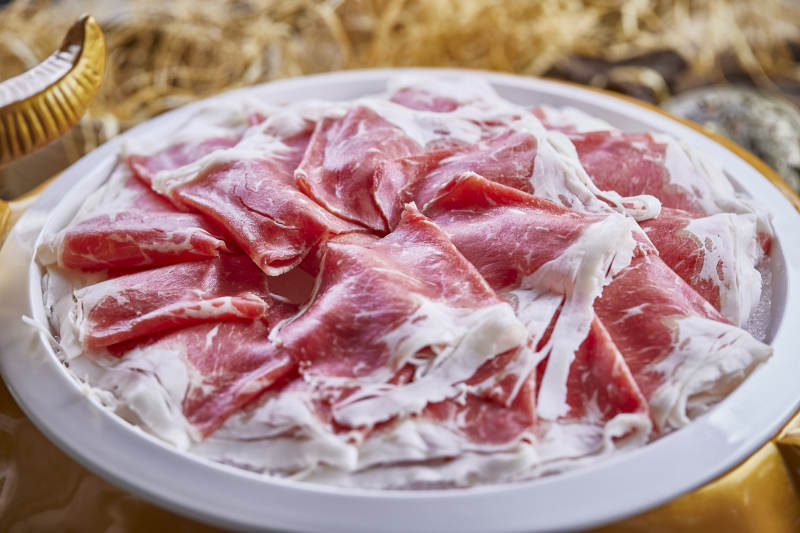 金牛餐具装的极品牛上脑图片