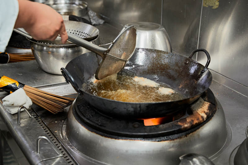 人与食物紧张忙碌的中餐厨房图片