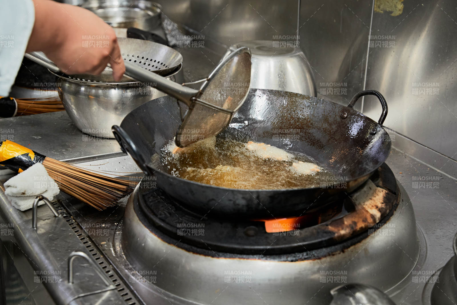 人与食物紧张忙碌的中餐厨房图片