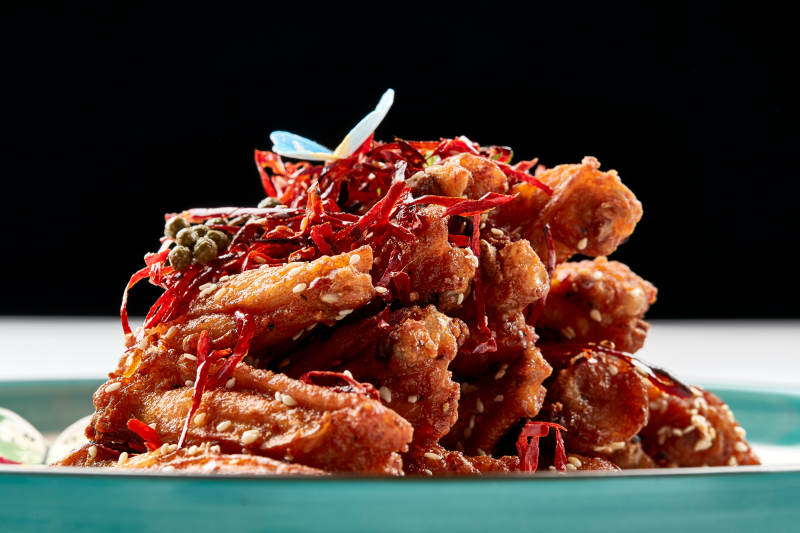 精美瓷餐具装的川味香辣炸鸡翅图片