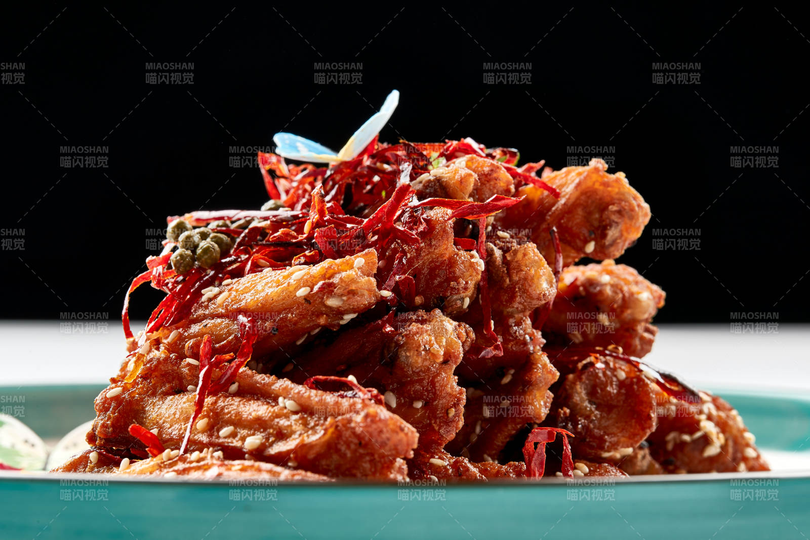 精美瓷餐具装的川味香辣炸鸡翅图片