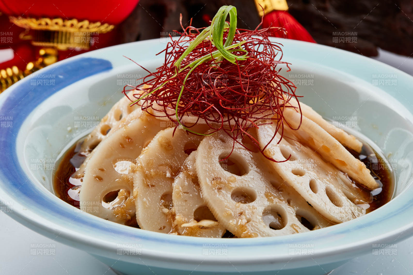 精美瓷餐具装的凉拌藕片图片