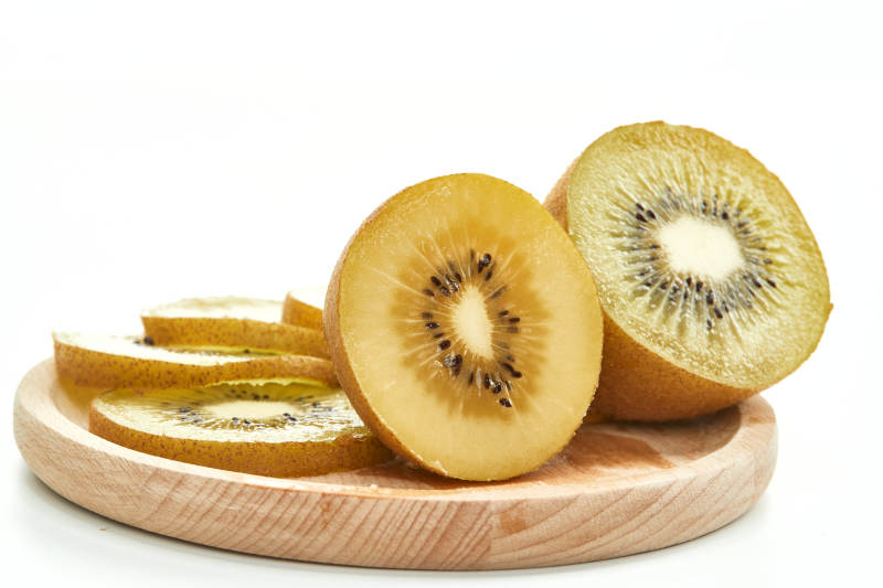 白色背景上摆放的新鲜水嫩猕猴桃图片