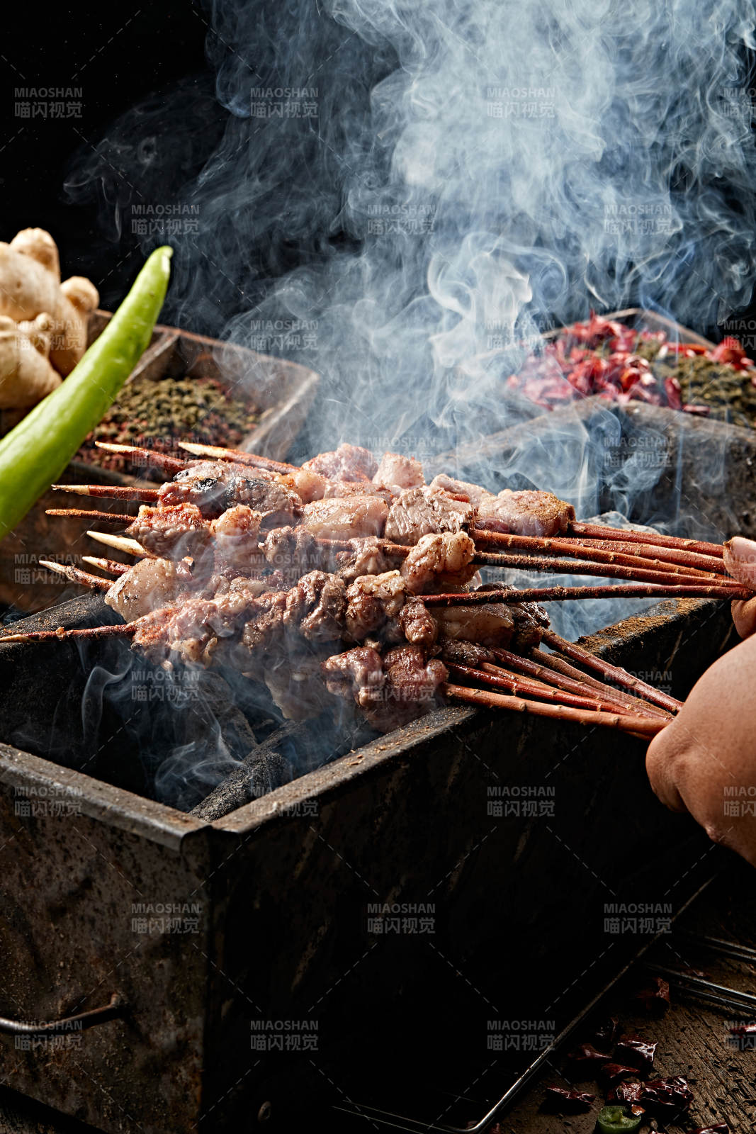 满是烟火气的烤炉上的鲜羊肉新疆红柳大串图片