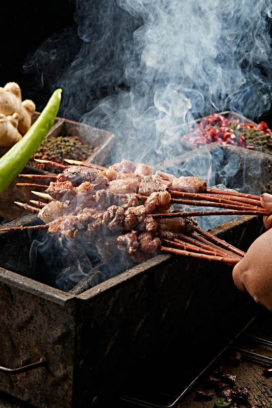 满是烟火气的烤炉上的鲜羊肉新疆红柳大串图片