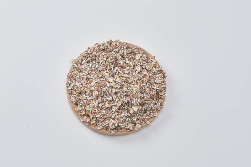 白色背景上的健康低脂黑麦片颗粒图片