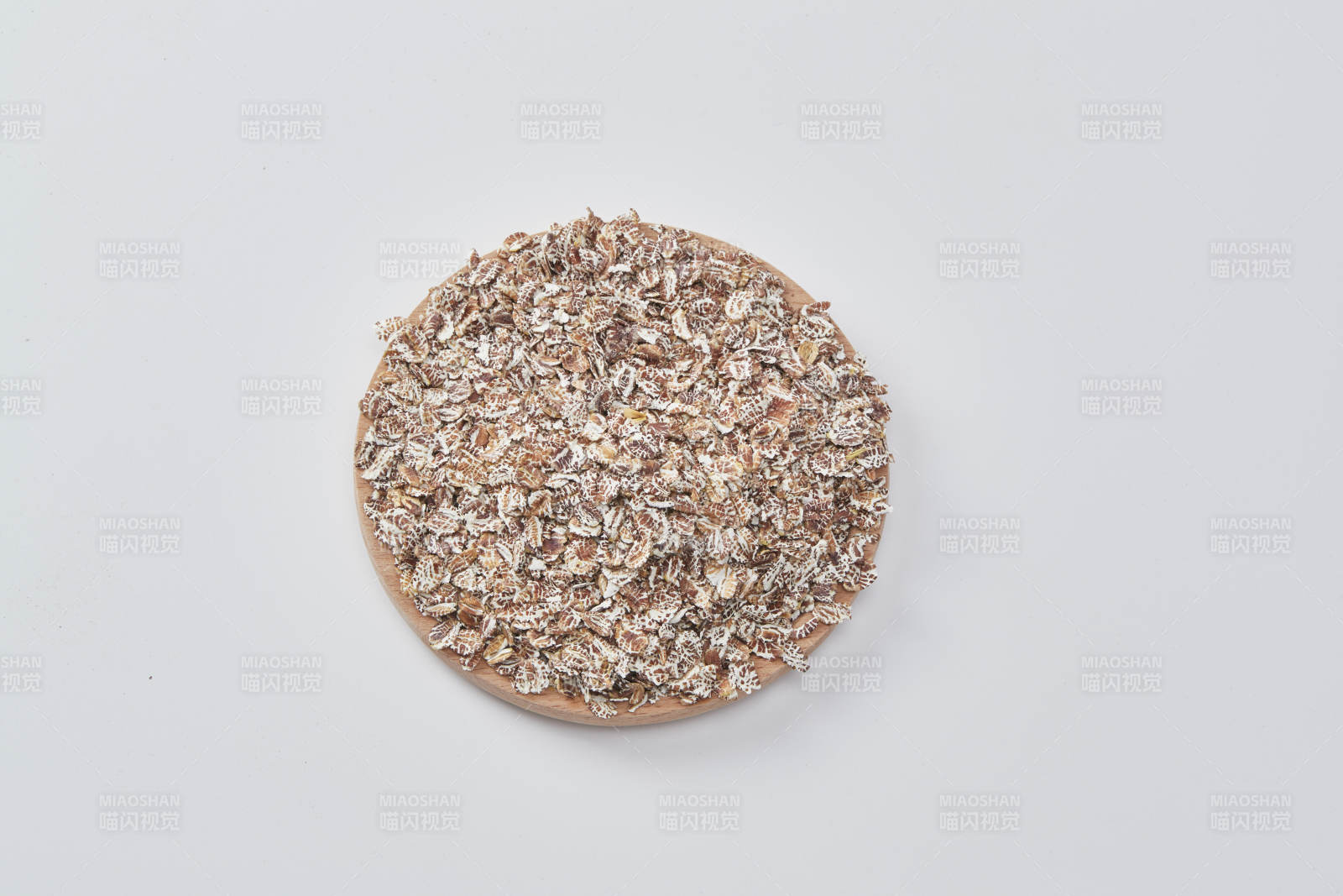 白色背景上的健康低脂黑麦片颗粒图片