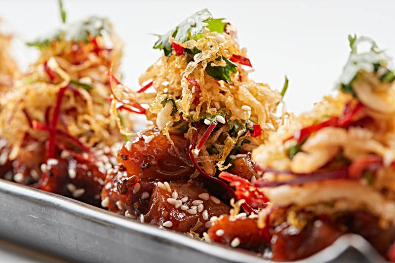 黑石盘装的香辣干炸牛胸肉图片