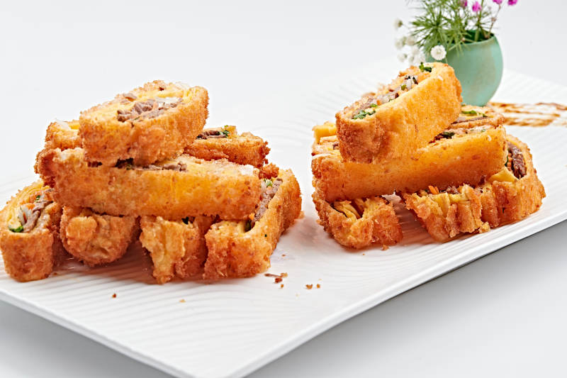 白色瓷盘装的蛋饼香炸小驴肉图片