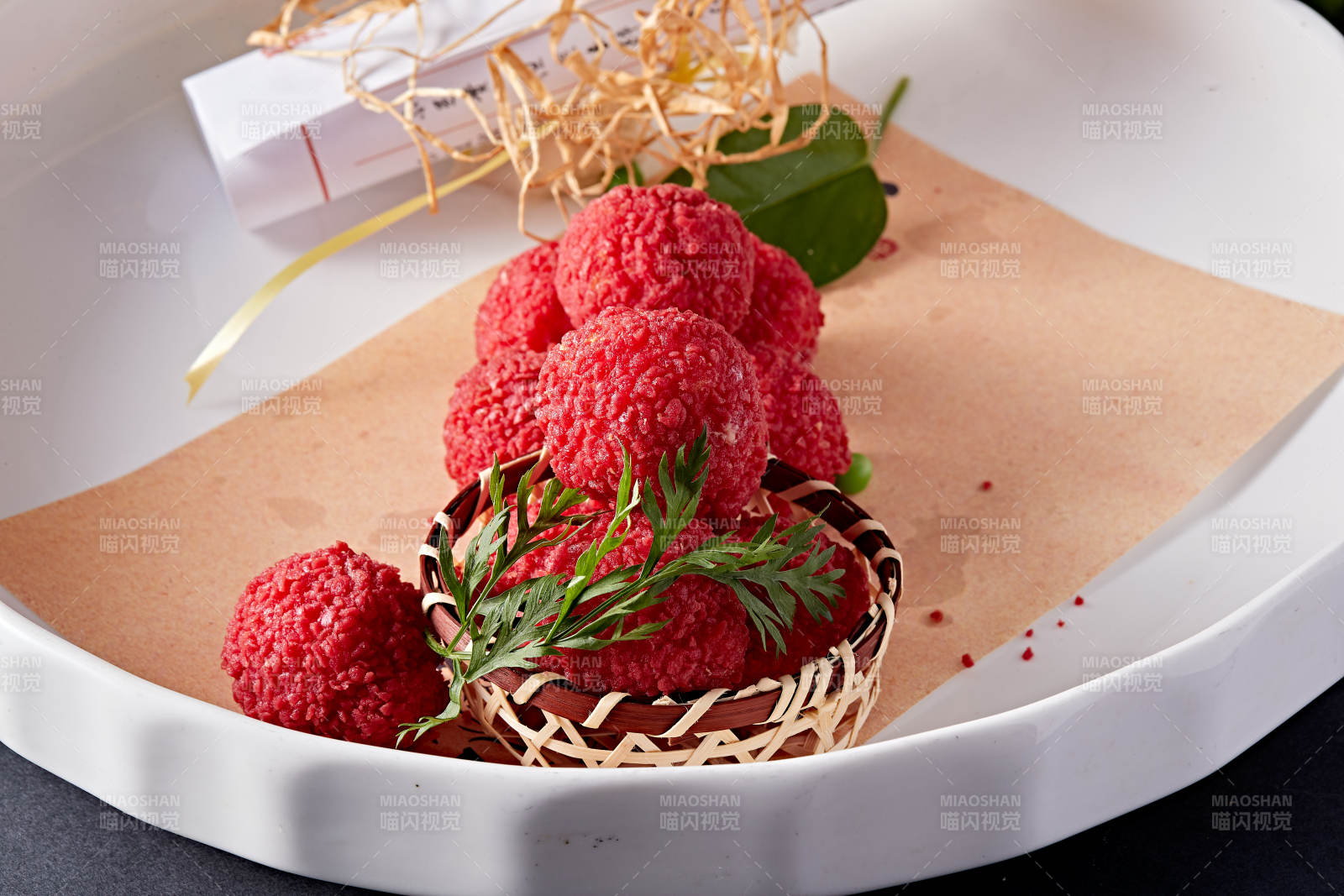 白瓷盘装的精美摆盘的荔枝大虾球图片