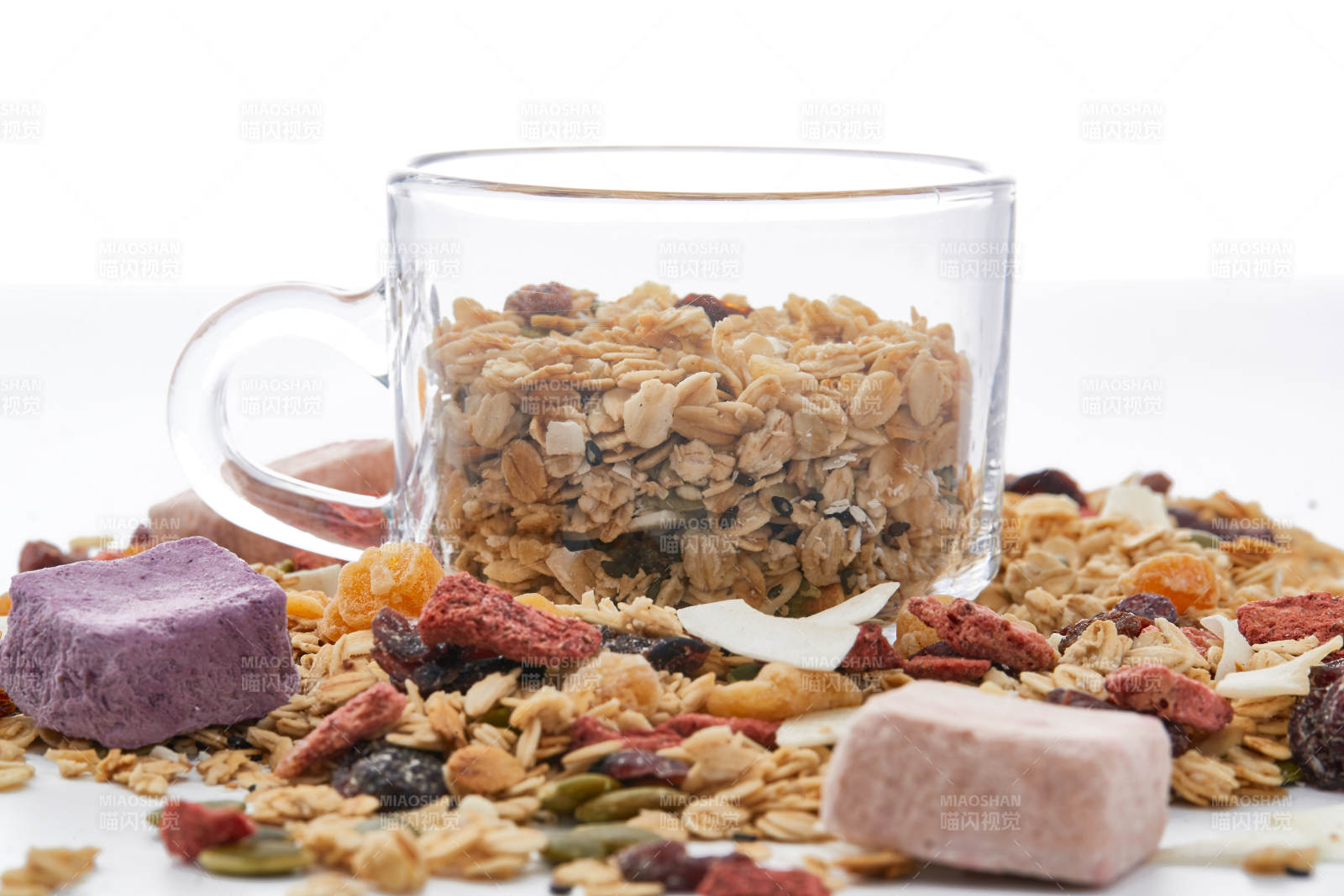 美味健康的营养早餐坚果混合烤燕麦图片