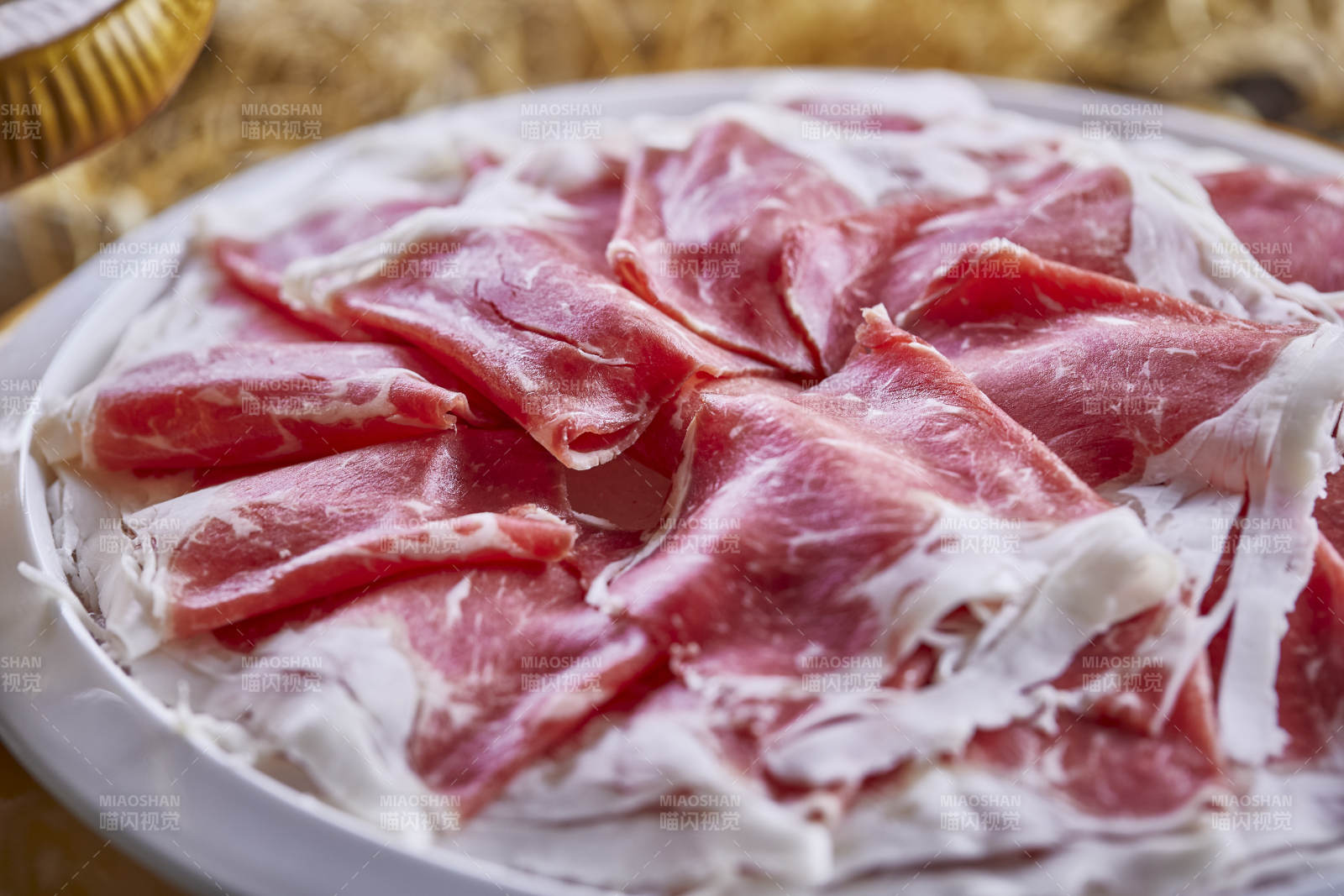 金牛餐具装的极品牛上脑图片