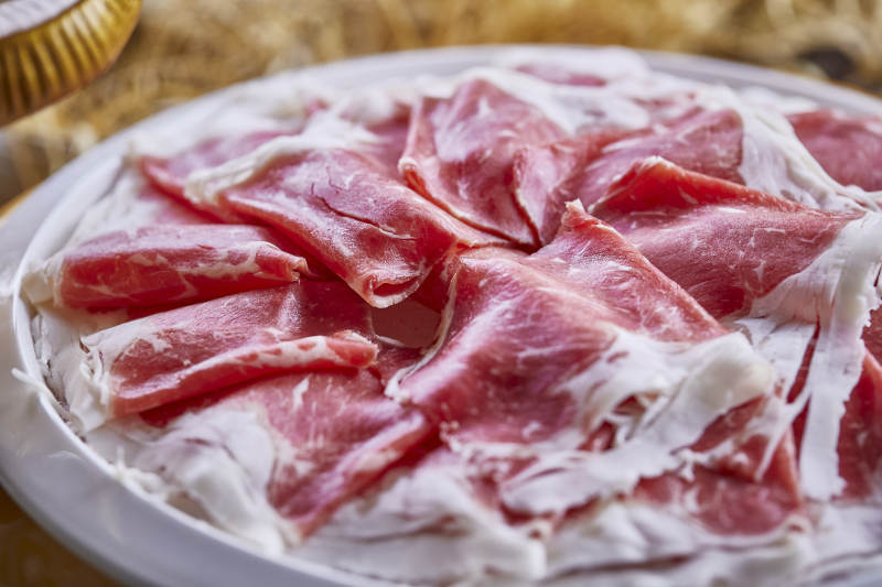 金牛餐具装的极品牛上脑图片