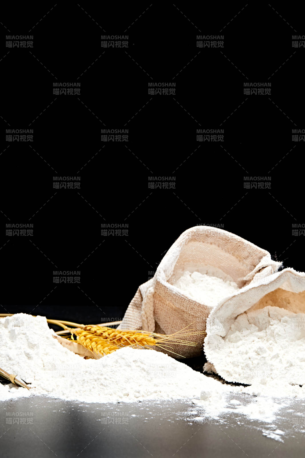 黑色背景上的粗粮荞麦面粉图片