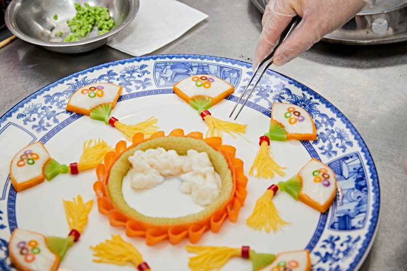 人与食物紧张忙碌的中餐厨房图片