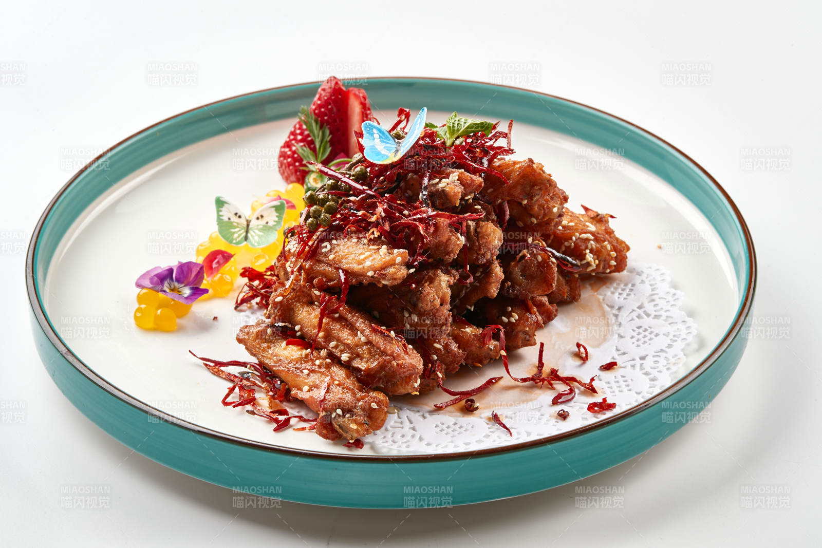 精美瓷餐具装的川味香辣炸鸡翅图片