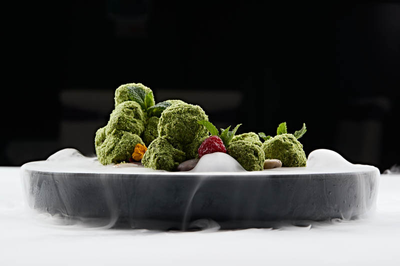 精美餐具装的干冰缭绕的抹茶和牛肉图片