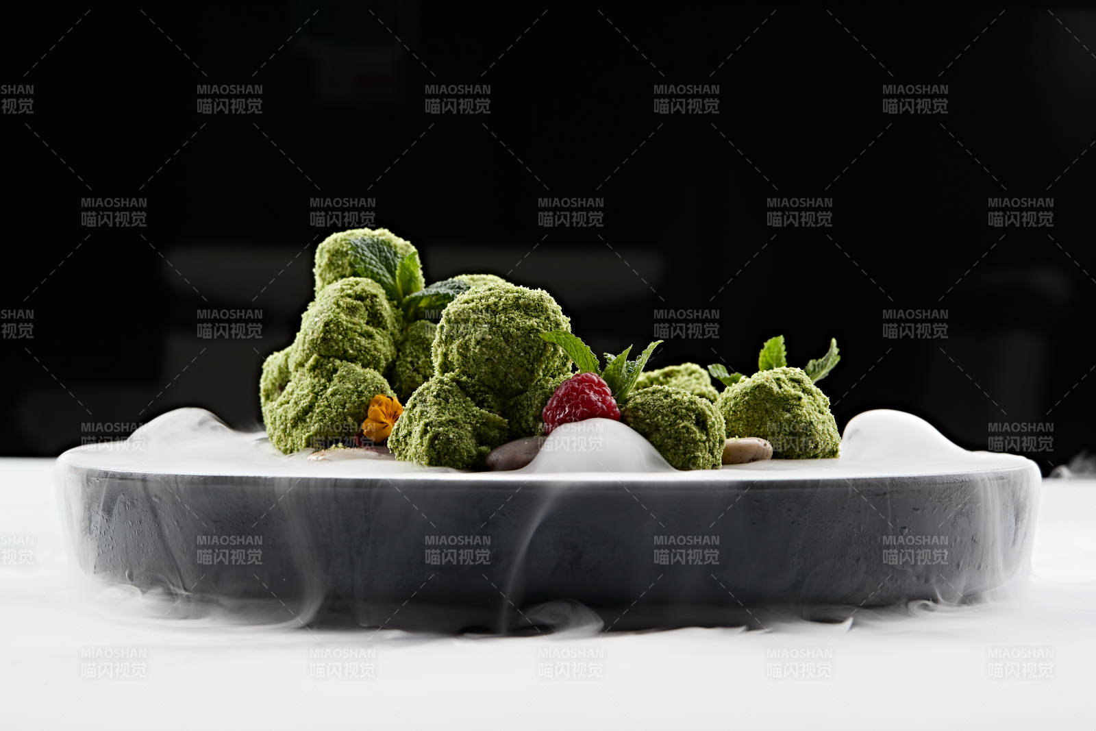 精美餐具装的干冰缭绕的抹茶和牛肉图片