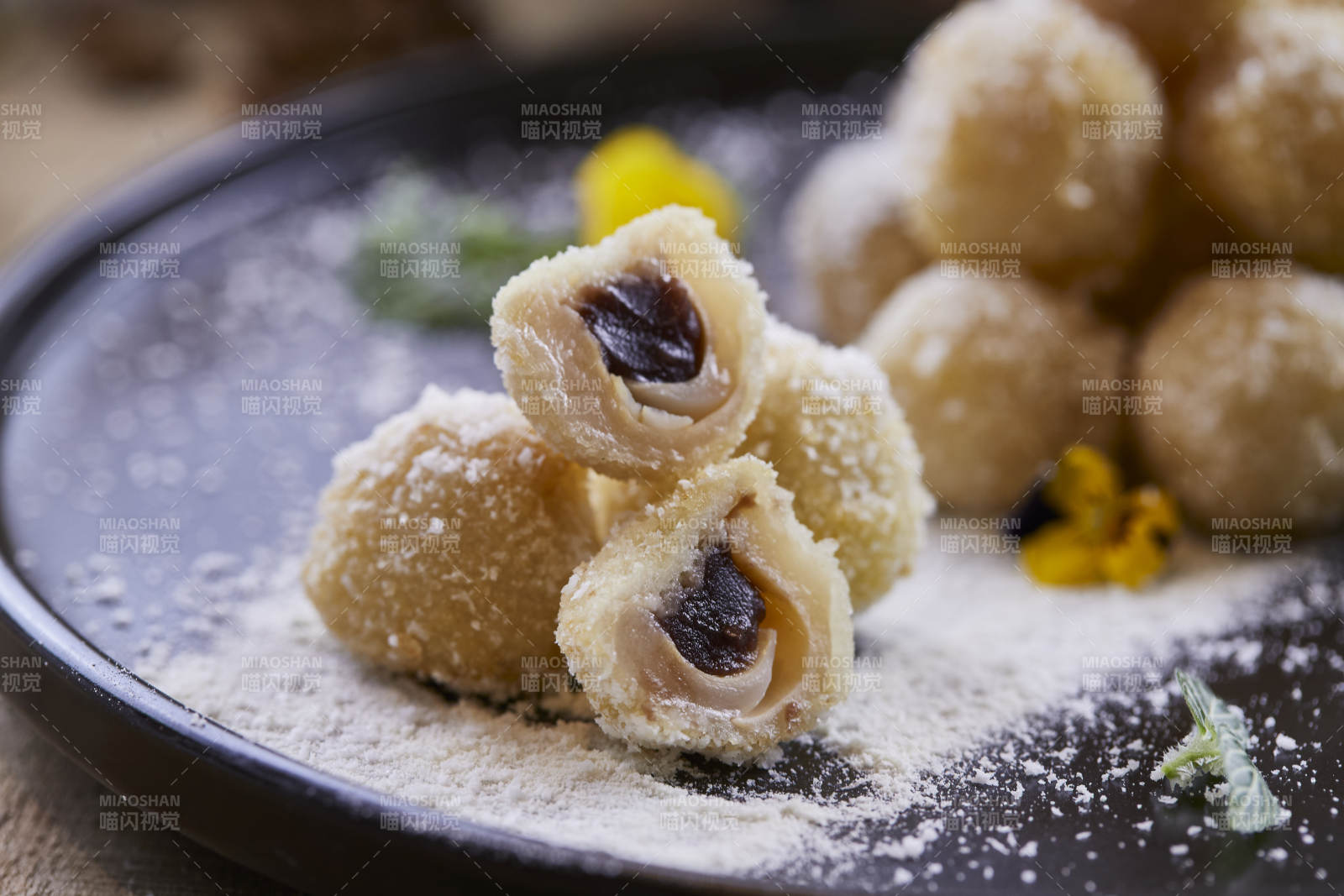 油炸荔枝豆沙糯米丸图片