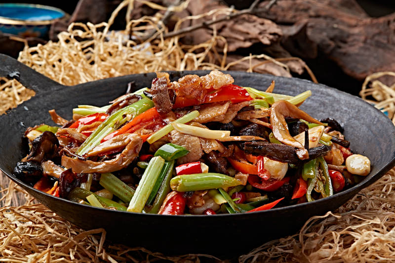 锅仔香辣杂菌腊肉图片