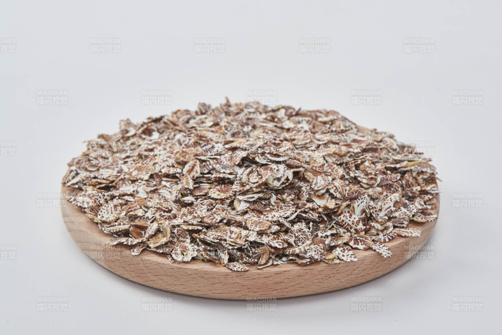 白色背景上的健康低脂黑麦片颗粒图片