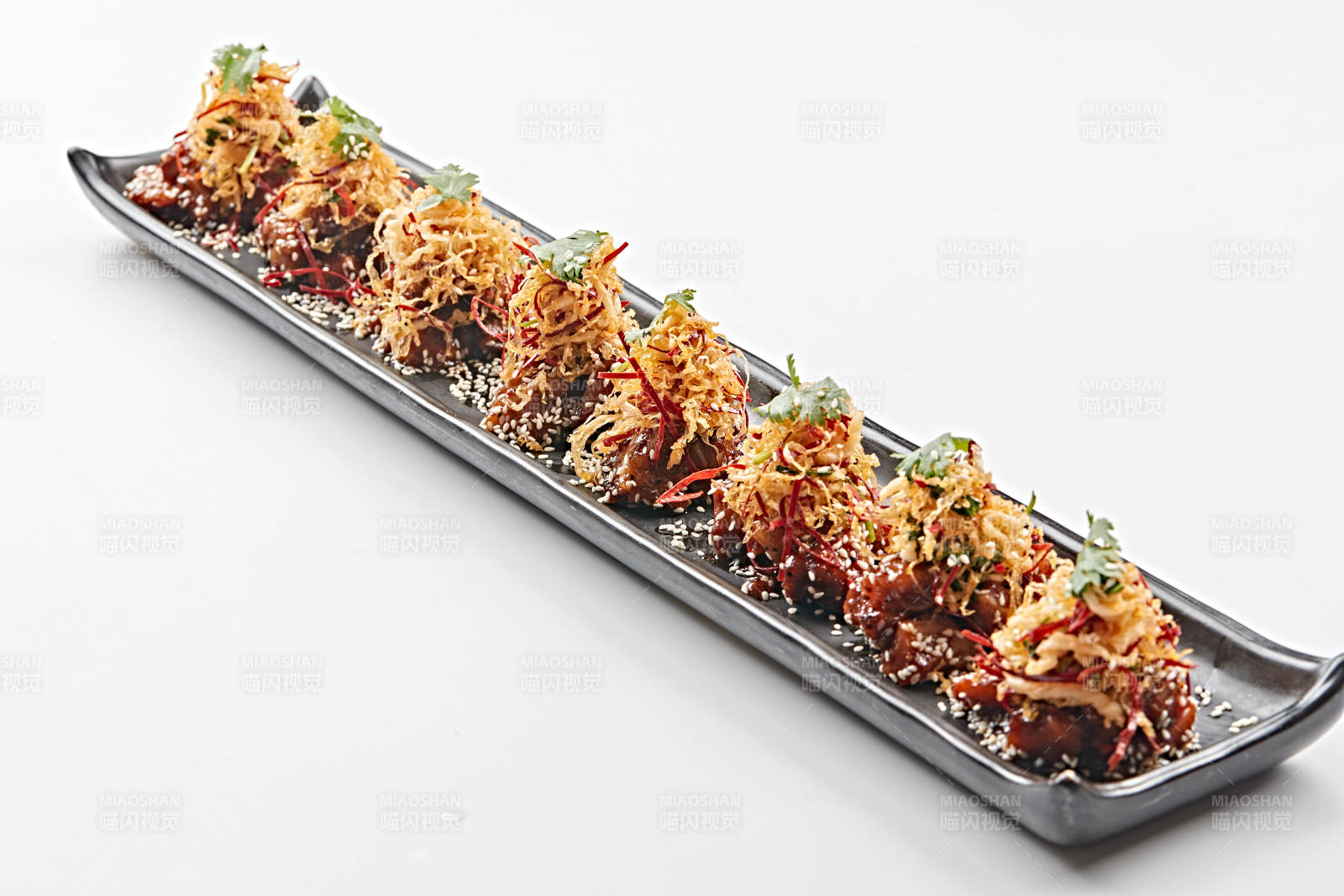 黑色长石盘装的油炸酸菜猪月牙骨图片