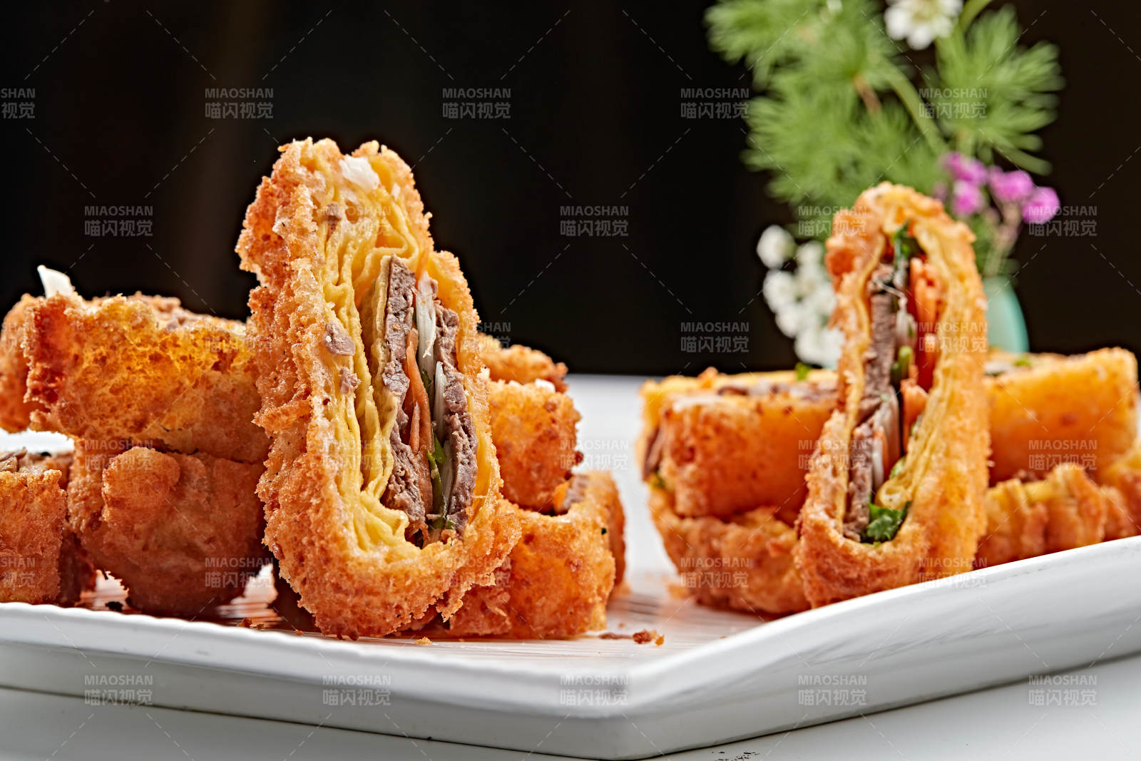 白色瓷盘装的蛋饼香炸小驴肉图片