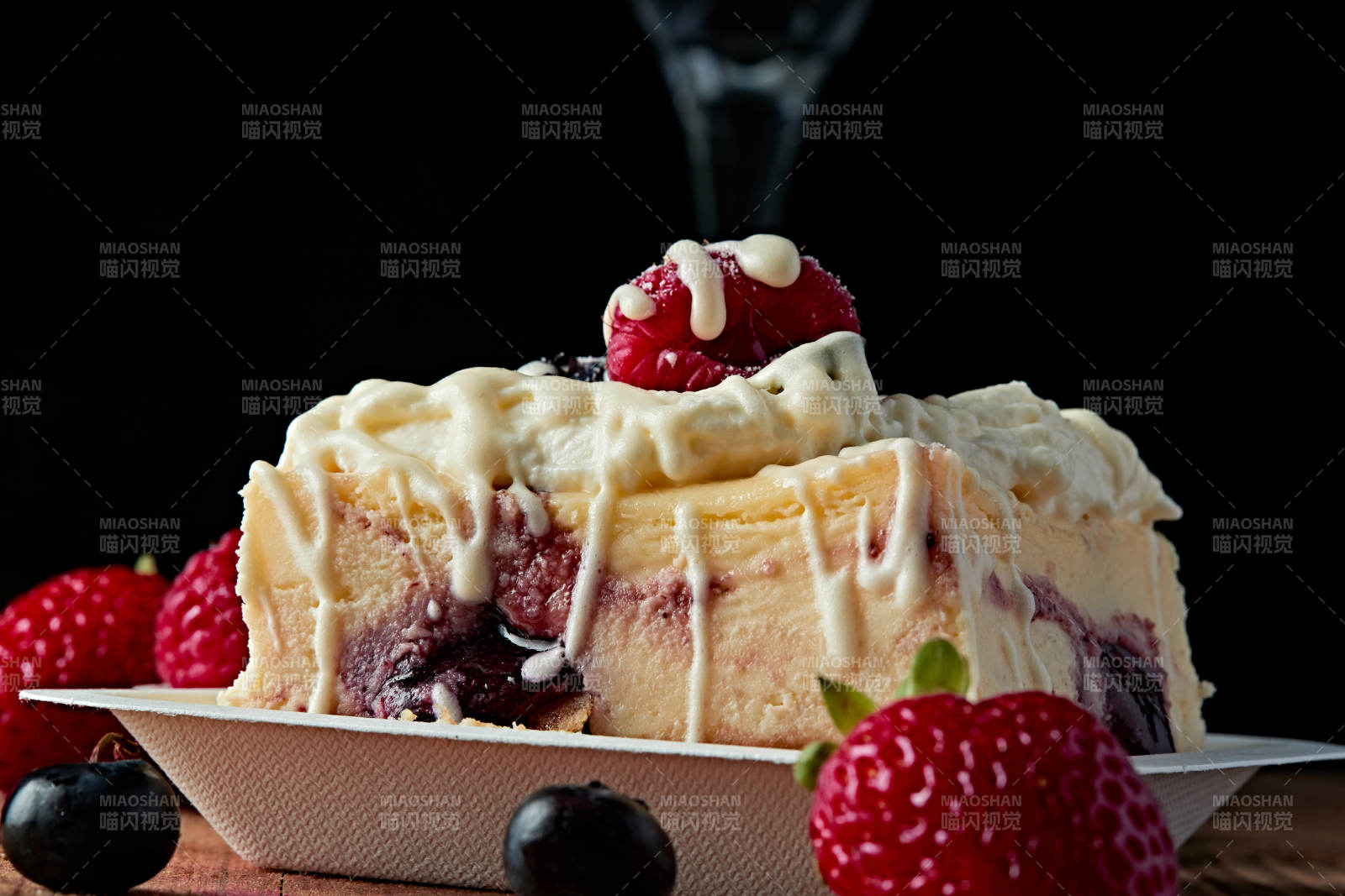 蓝莓树莓鲜奶慕斯蛋糕图片