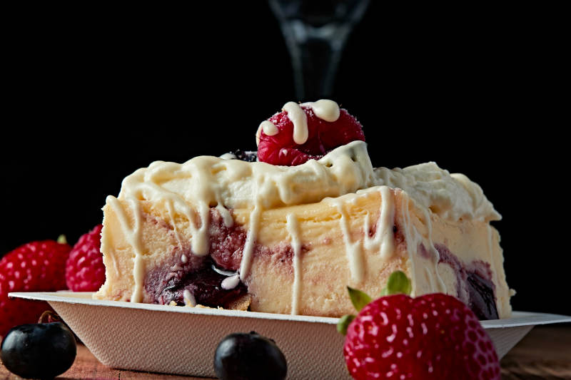 蓝莓树莓鲜奶慕斯蛋糕图片