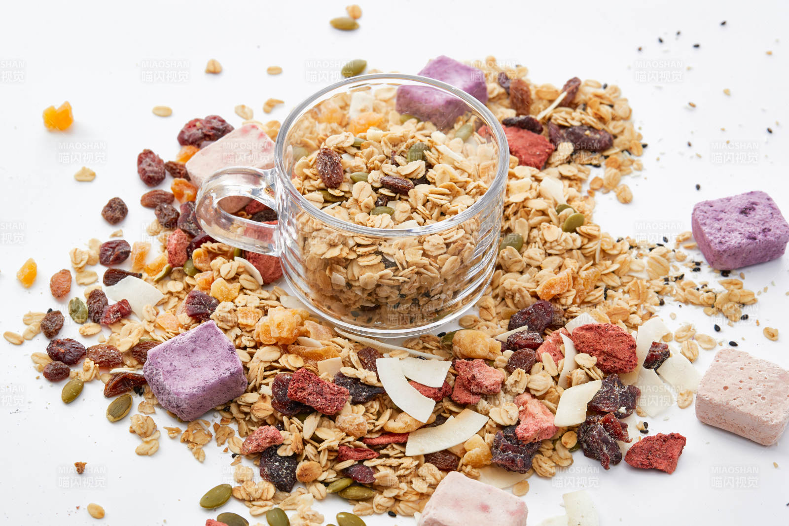 美味健康的营养早餐坚果混合烤燕麦图片