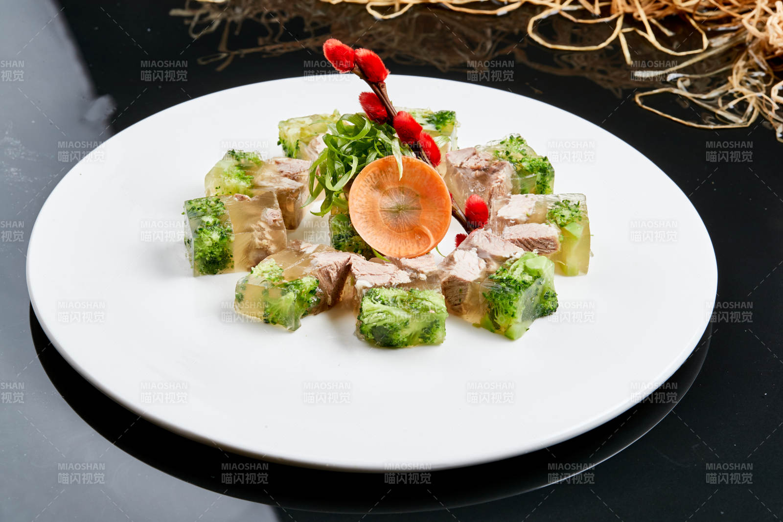 白色瓷盘装的西蓝花牛腱肉皮冻图片