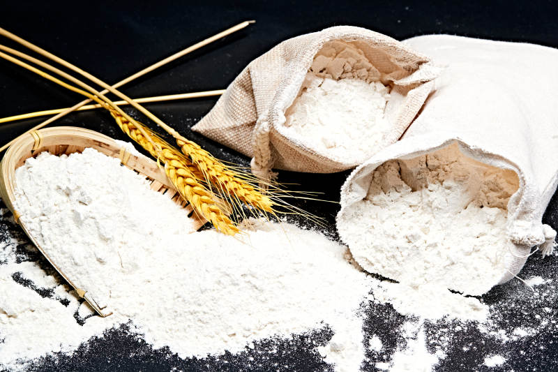 黑色背景上的粗粮荞麦面粉图片