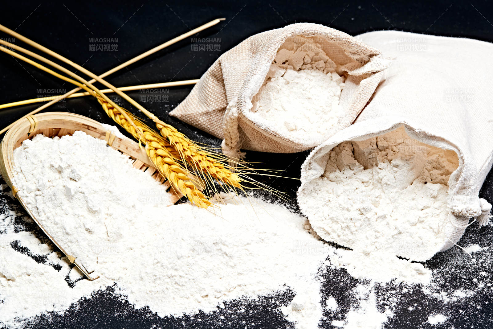 黑色背景上的粗粮荞麦面粉图片