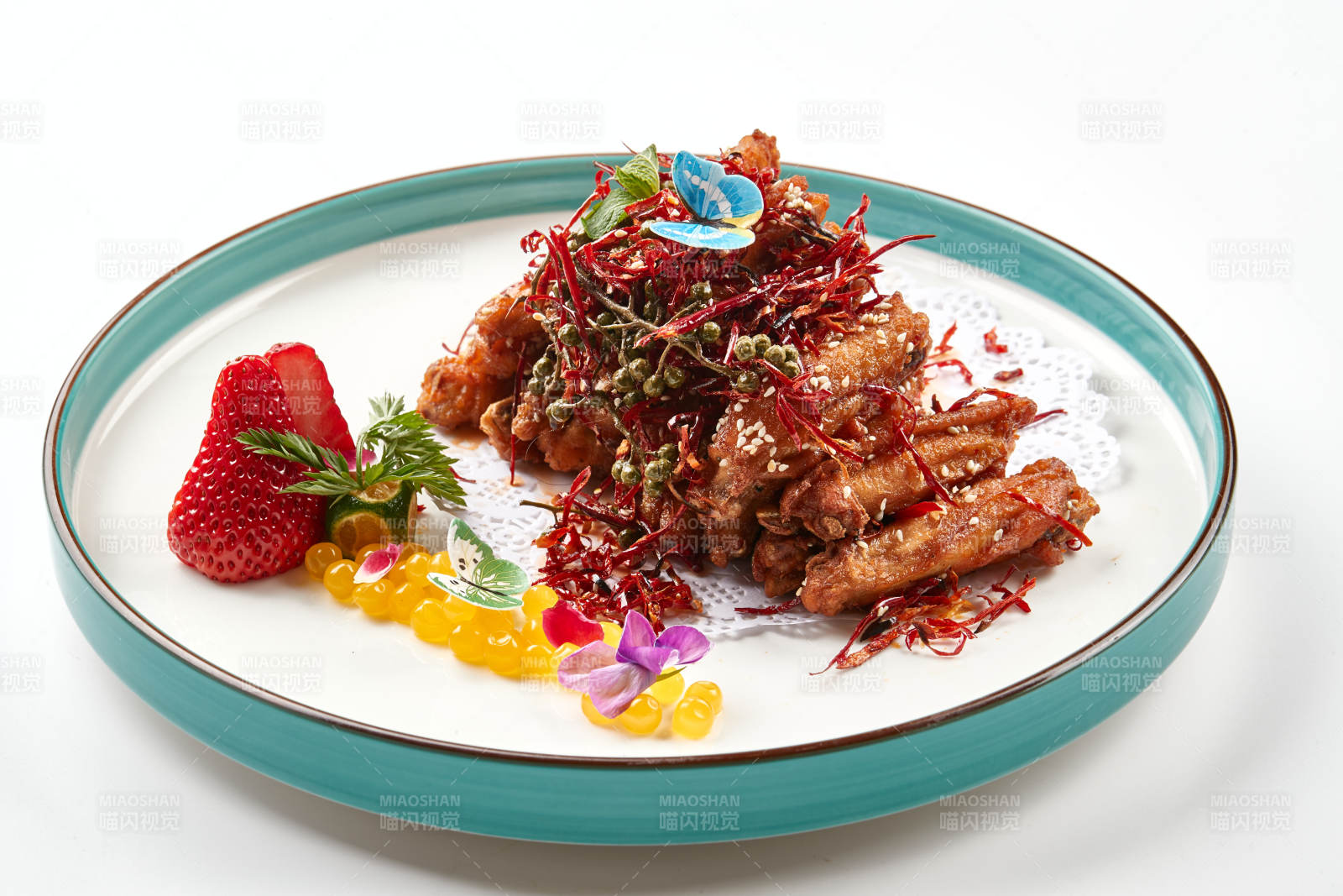 精美瓷餐具装的川味香辣炸鸡翅图片