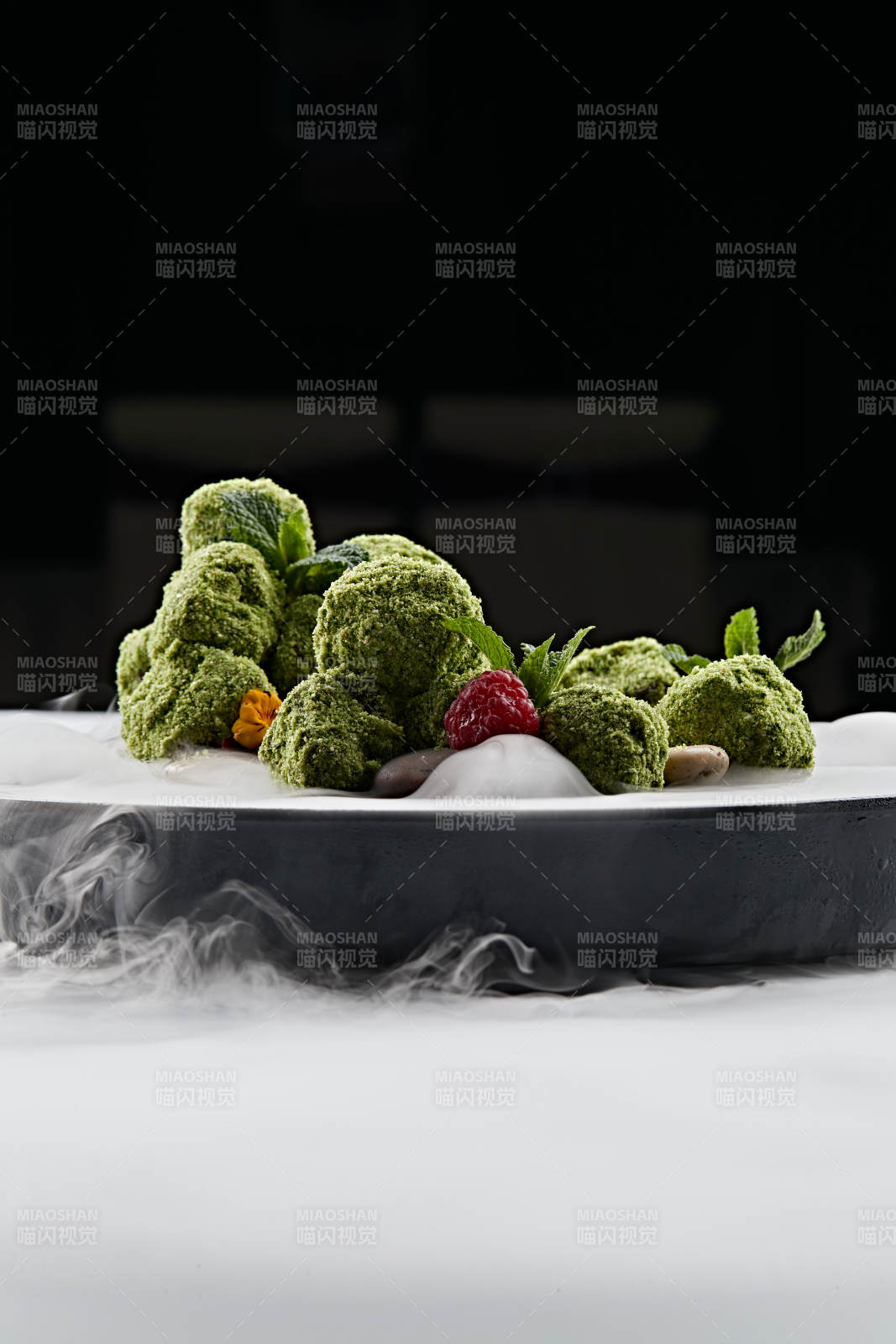 精美餐具装的干冰缭绕的抹茶和牛肉图片