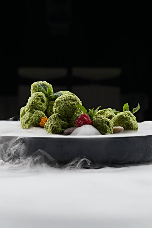 精美餐具装的干冰缭绕的抹茶和牛肉图片