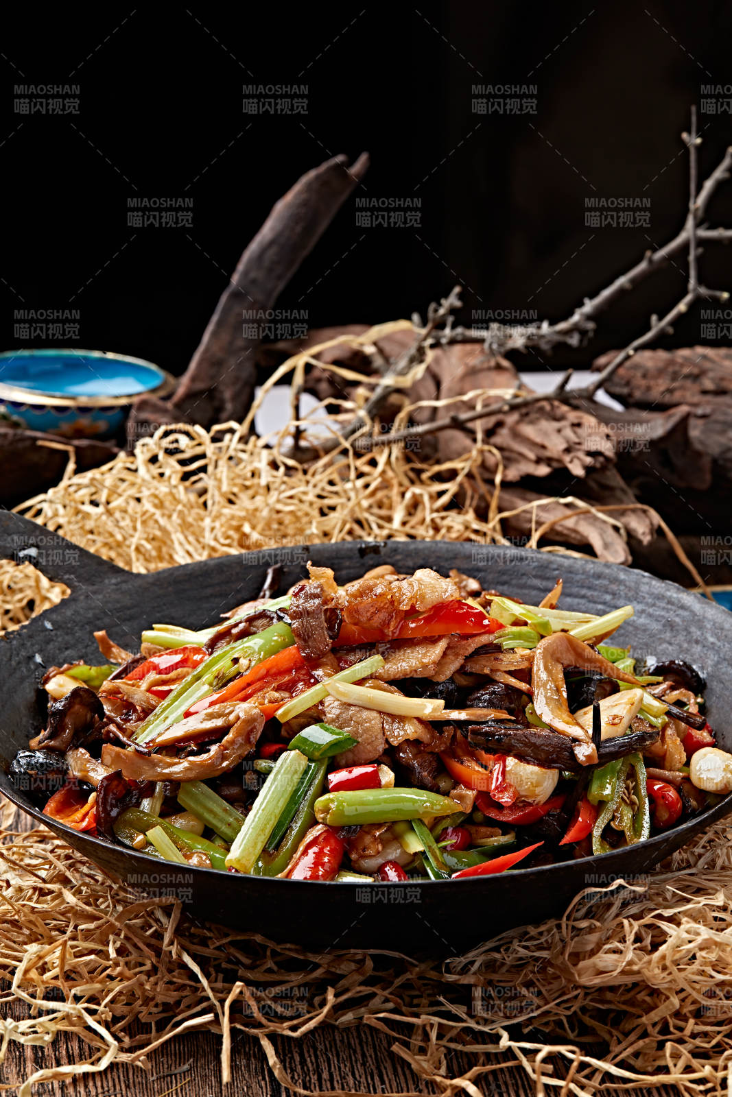 锅仔香辣杂菌腊肉图片