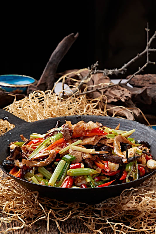 锅仔香辣杂菌腊肉图片