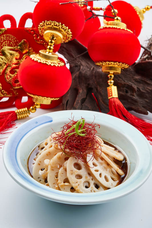 精美瓷餐具装的凉拌藕片图片