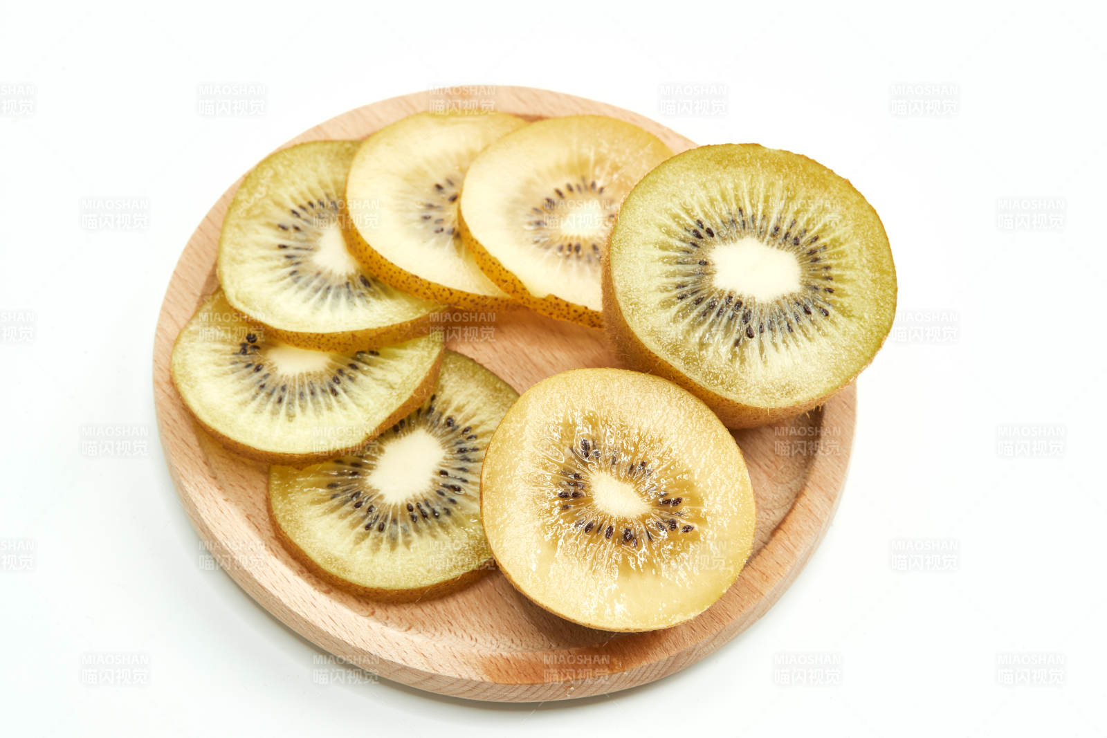 白色背景上摆放的新鲜水嫩猕猴桃图片
