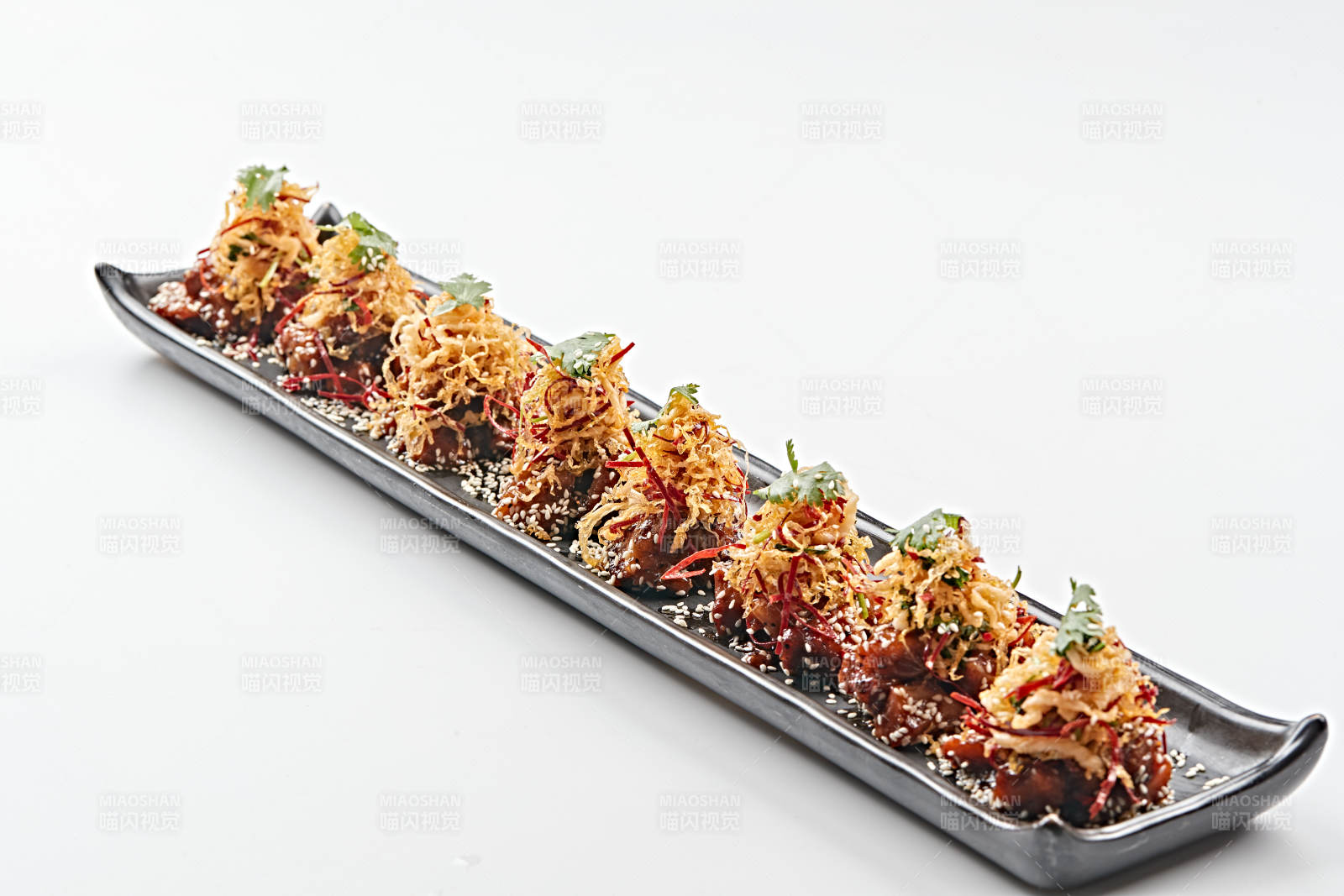 黑色长石盘装的油炸酸菜猪月牙骨图片