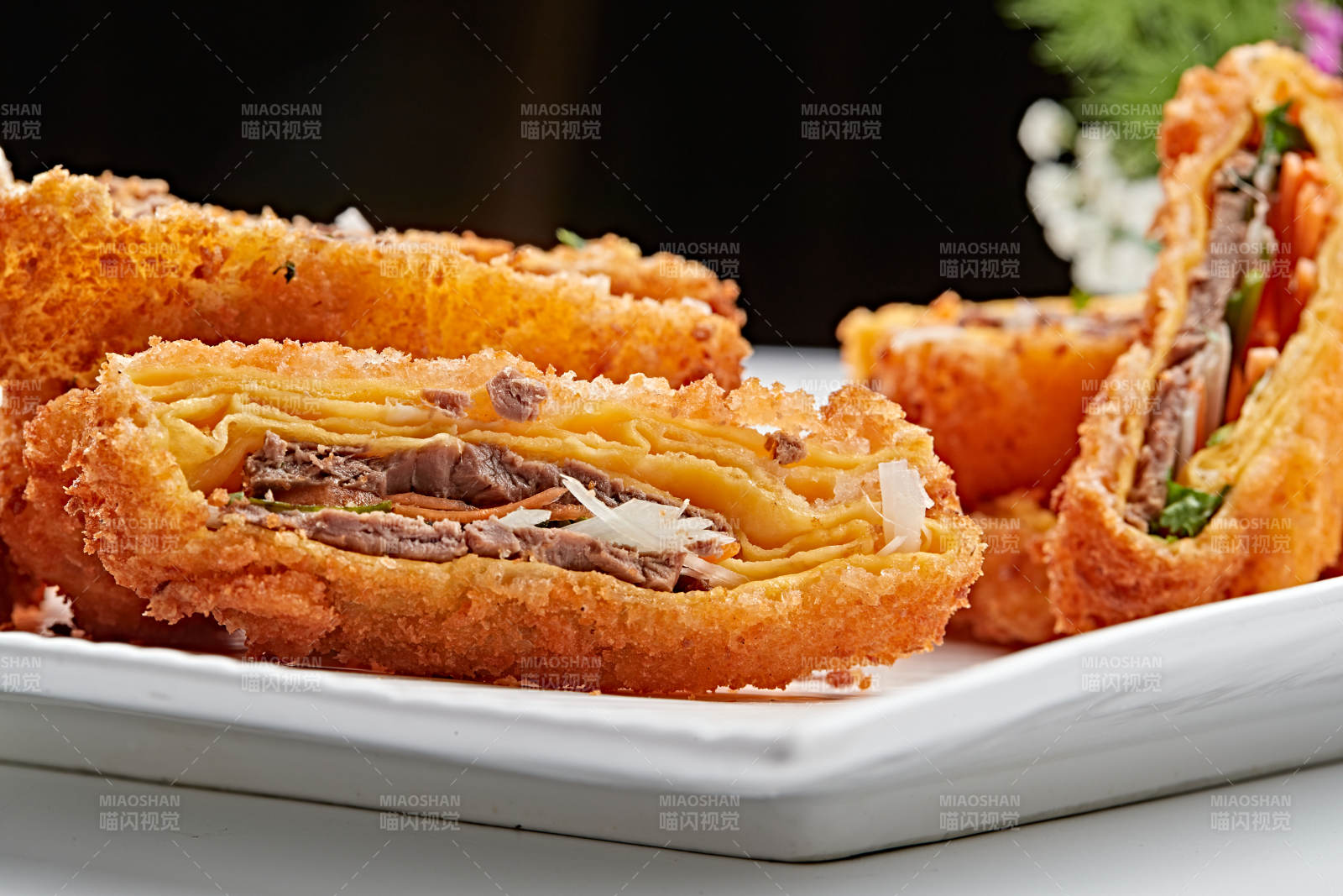 白色瓷盘装的蛋饼香炸小驴肉图片