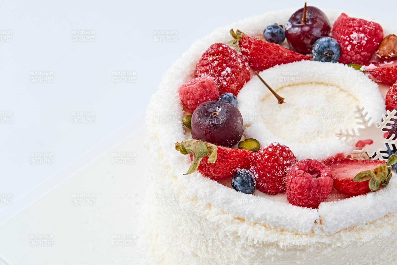 鲜水果椰蓉雪花生日蛋糕图片