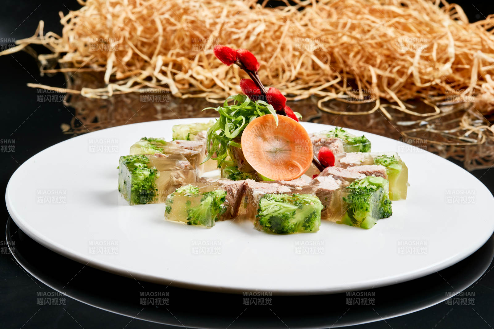 白色瓷盘装的西蓝花牛腱肉皮冻图片