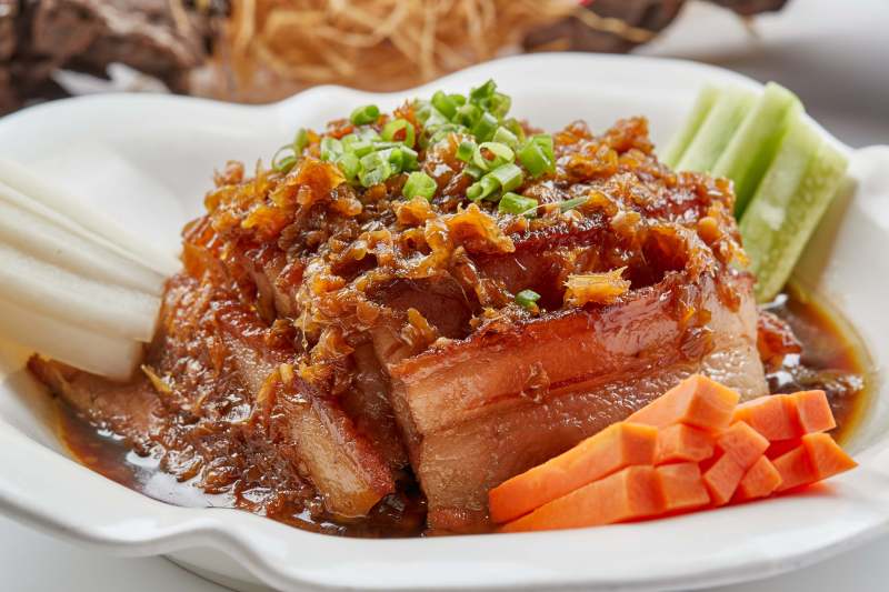 白色瓷餐具装的梅菜扣肉图片