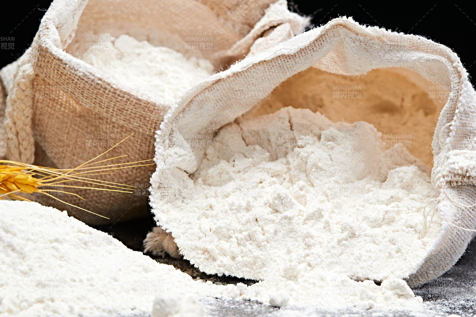 黑色背景上的粗粮荞麦面粉图片