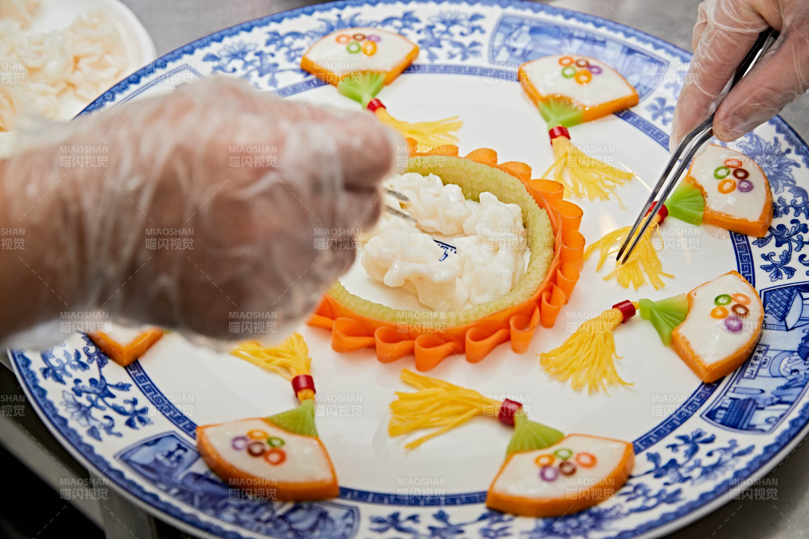 人与食物紧张忙碌的中餐厨房图片