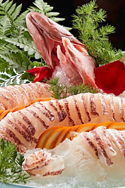 布满碎冰的青色瓷盘装的鲷鱼刺身生鱼片图片