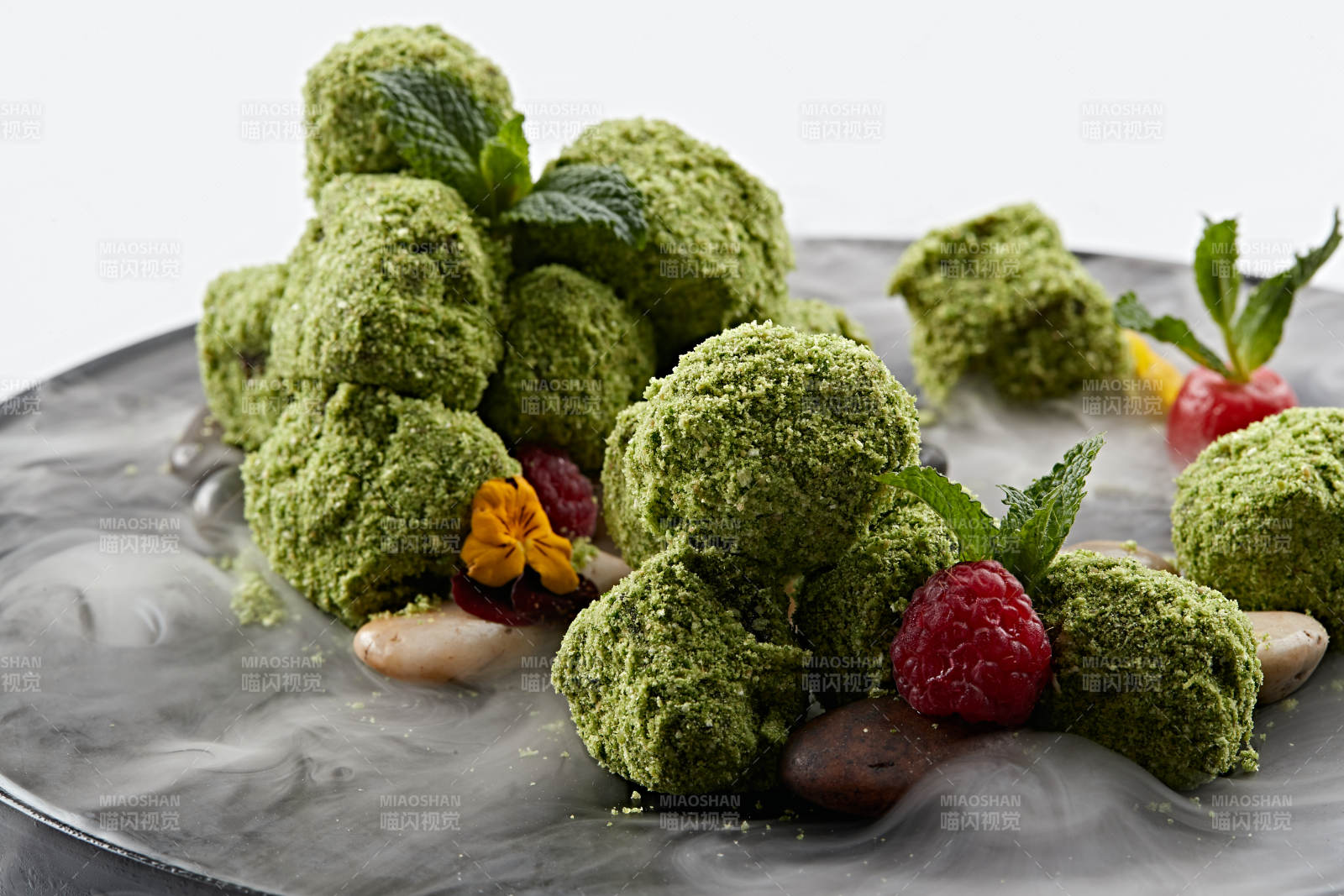 精美餐具装的干冰缭绕的抹茶和牛肉图片