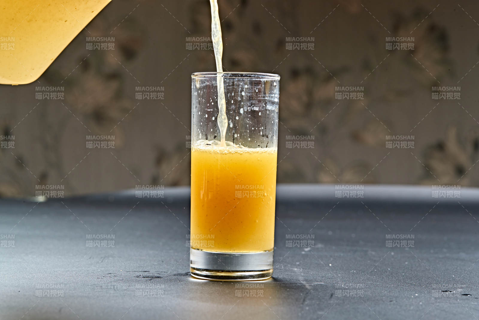 玻璃器皿装的鲜榨百香果汁图片